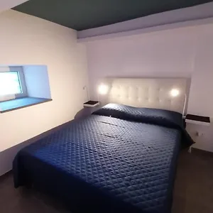 La Casa Di Orlando , Aeroporto di Catania Fontana Rossa Italia